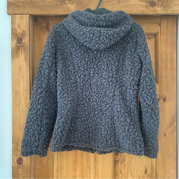 NWOT Go Coco super fun and fluffy grey toggle jacket size Small - Picture 4 of 14